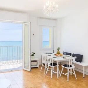appartamento-in-posizione-centrale-con-vista-mare.hotelinveneto.com/